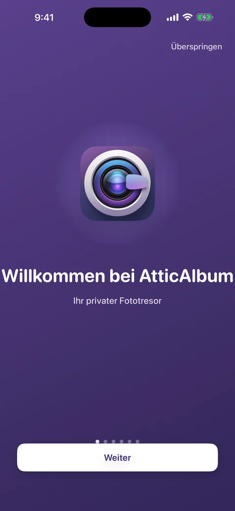 Willkommensbildschirm von AtticAlbum mit App-Symbol und Slogan vor einem violetten Farbverlauf