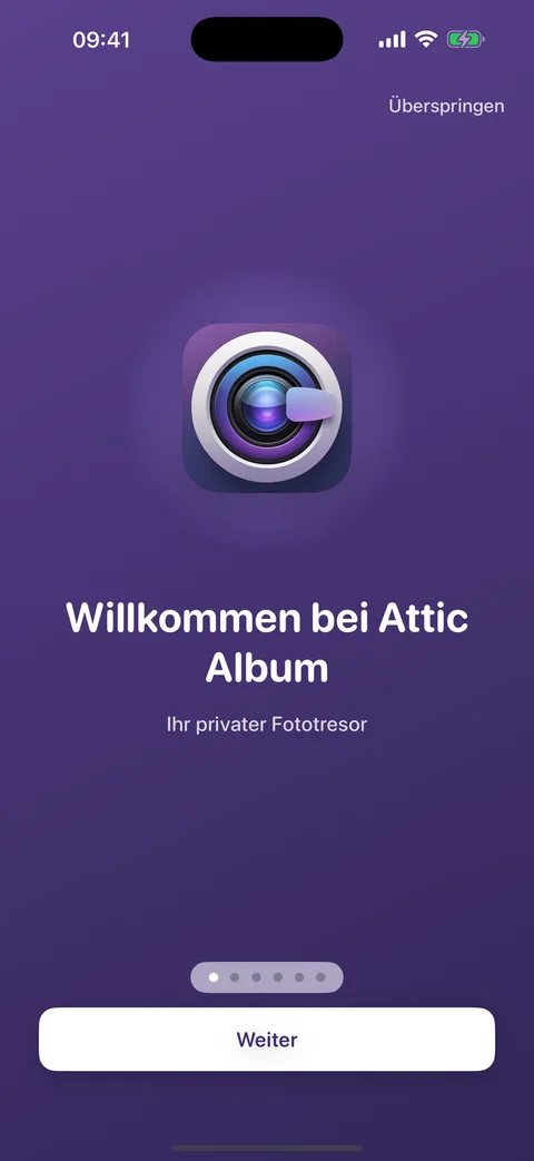 Willkommensbildschirm von AtticAlbum mit App-Symbol und Slogan vor einem violetten Farbverlauf
