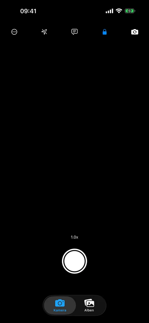 Integrierte Kameraoberflaeche von AtticAlbum mit Blitz-, Zoom- und Verschluesselungssteuerung