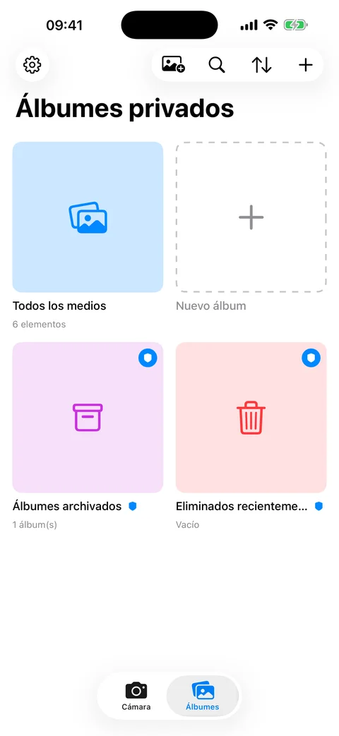 Cuadrícula de álbumes privados de AtticAlbum con tarjetas de colores y secciones de archivo y papelera