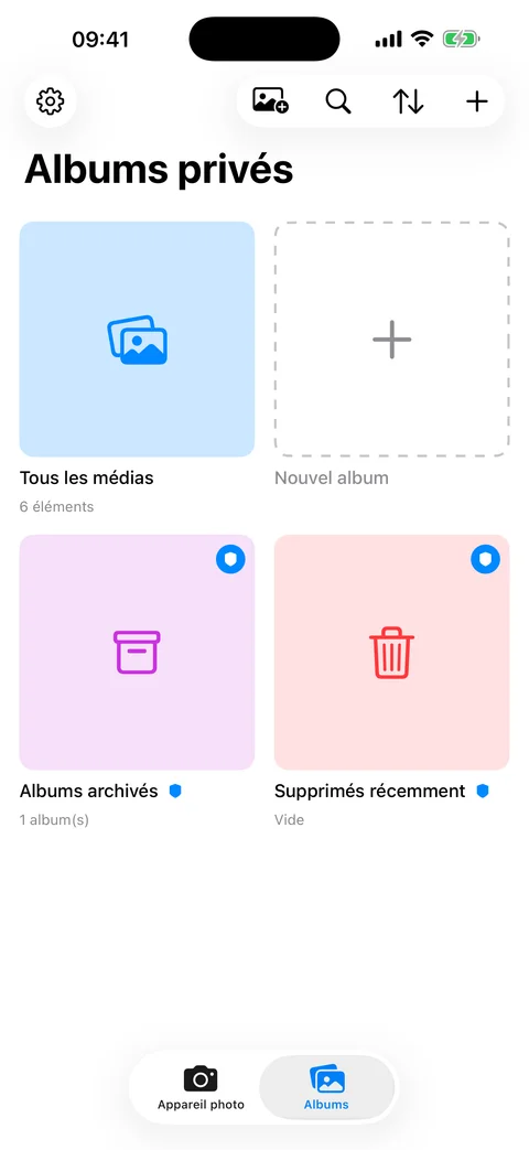 Grille d'albums privés d'AtticAlbum avec des cartes colorées et les sections archive et corbeille