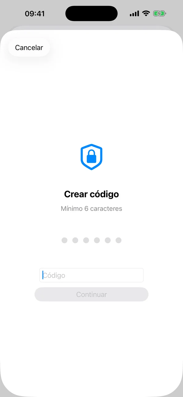 Pantalla de creación de código de acceso de AtticAlbum con icono de escudo y requisito mínimo de 6 caracteres